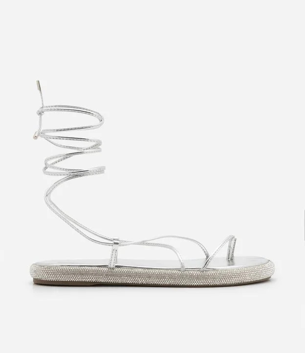 Sandália Rasteira Flat Multitiras com Brilho na Sola Prata | Renner (BR)