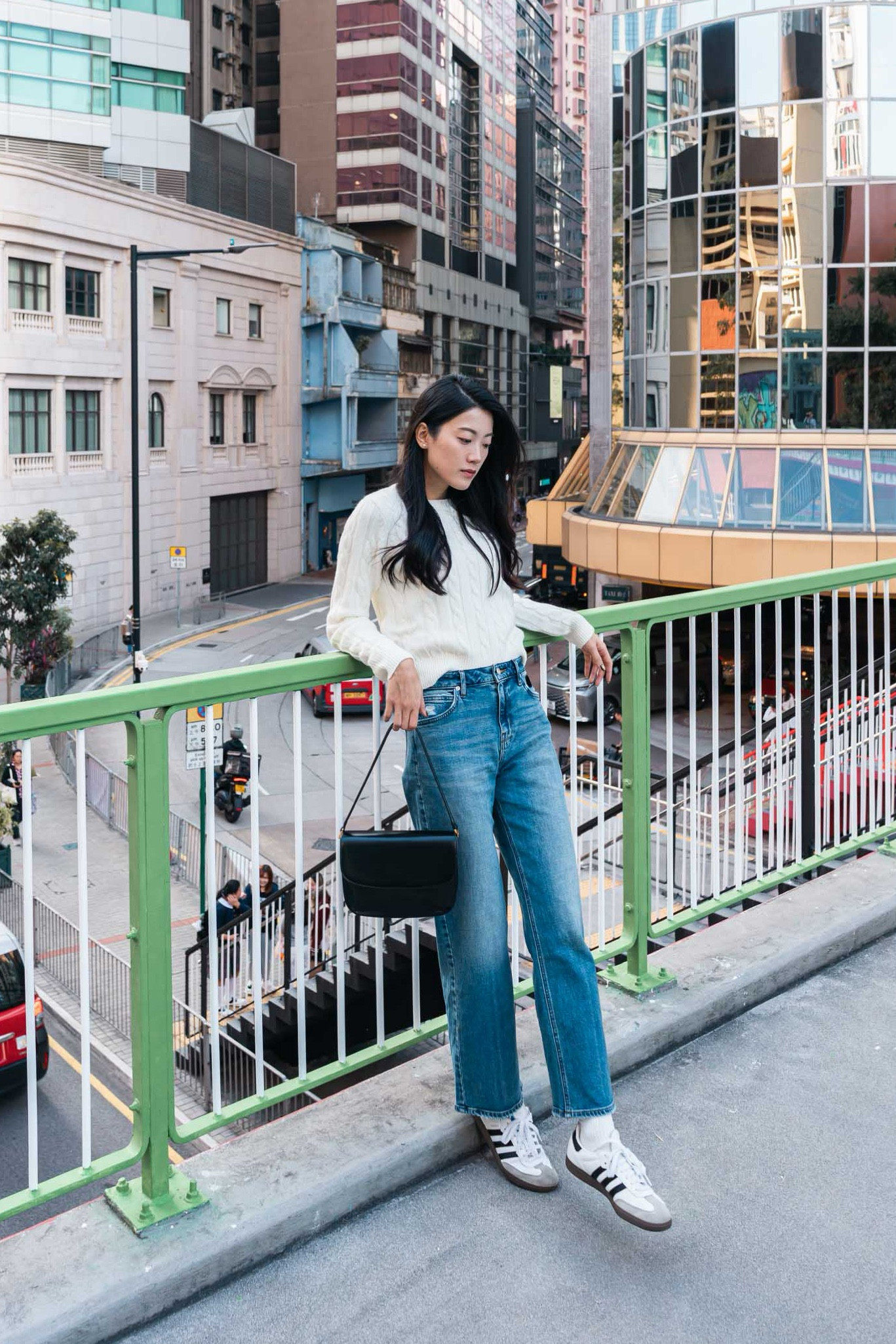 Preppy autumn OOTD: white cable knit sweater, classic blue mid-rise straight-leg jeans, black box leather handbag, Adidas Samba

#LTKautumn #LTKasia