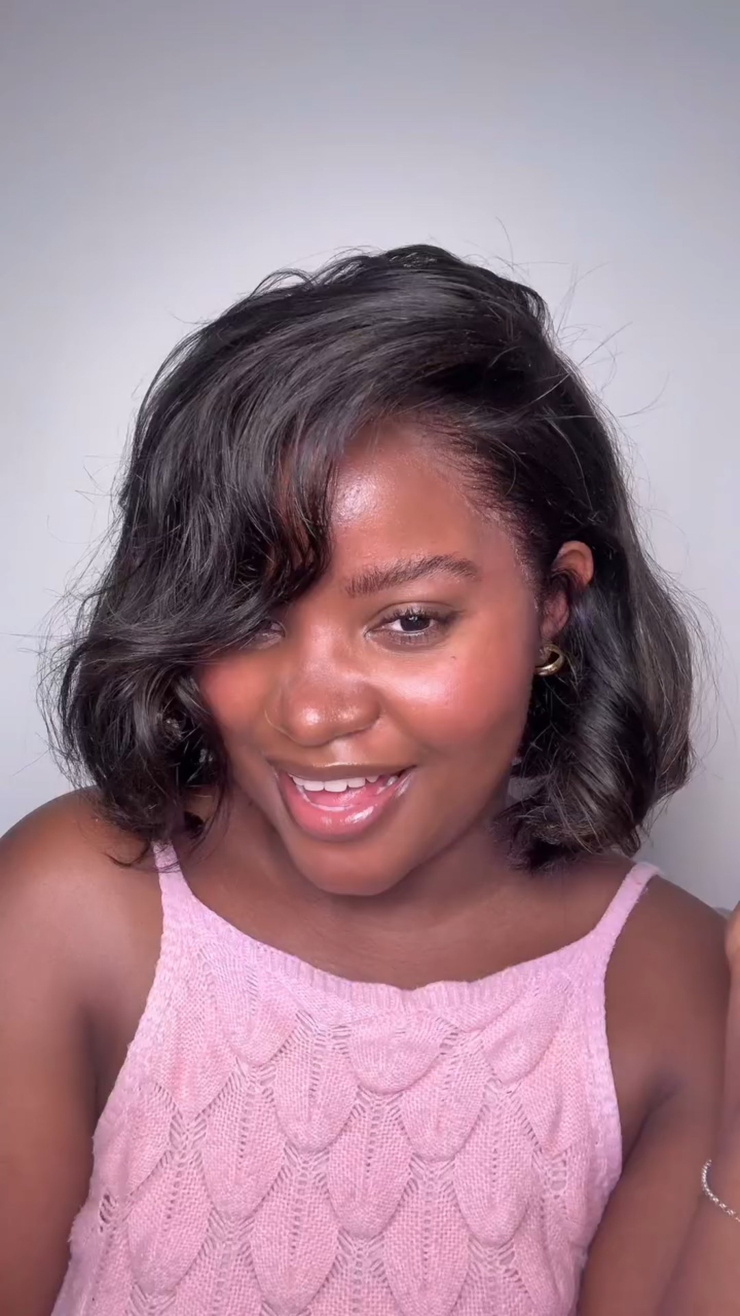 Rotina de maquiagem à prova de falhas de 5 minutos *Lembram que quando comecei a aprender a me maquiar, foi em 2022 o que significa que uma maquiagem COMPLETA, foi intimidante, para dizer o mínimo. À medida que  o tempo passou descobri diferentes rotinas de maquiagem que funcionam para minhas características e estilo de vida. Quero lembrar que a maquiagem deve ser divertida e pessoal. Se uma maquiagem completa não é a sua praia, não faça. Se for, arrase, mamães. Mas para aquelas iniciantes que só querem uma injeção de ânimo durante a semana ou para sair à noite, isso é TUDO que você precisa. Sem esquecer de cuidar da pele que influencia na tua maquiagem. Espero que ajude! Não se esqueça de salvar e compartilhar com uma irmã que possa precisar. 

Bases: @marykaybrasil 
Mascara de cílios: @oceane 
Cera organizadora: @melu.brasil 
Gloss: @oceane 
Lápis castanho: @marchetti.oficial 
Blush: @sephorabrasil @rarebeauty 

#makeup #tutorial #makeuptutorial #skincare #autocuidado #autoestima #pelelinda #pelesaudavel

#LTKbeleza #LTKbrasil