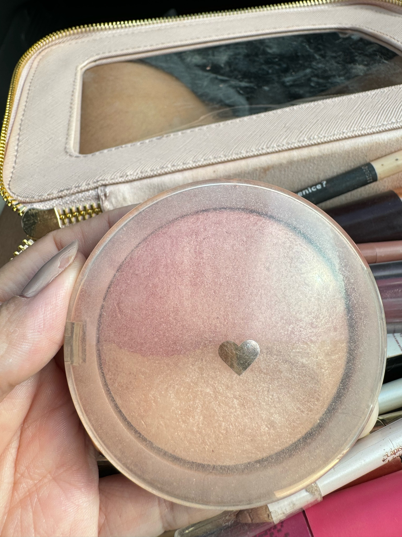 Esse duo de blush é iluminador ê muito prático e antigo. Ele não vende mais mas tem algumas outras boas opções da mesma marca, vale a pena ✨ 

#LTKbeauty #LTKover40 #LTKbrasil