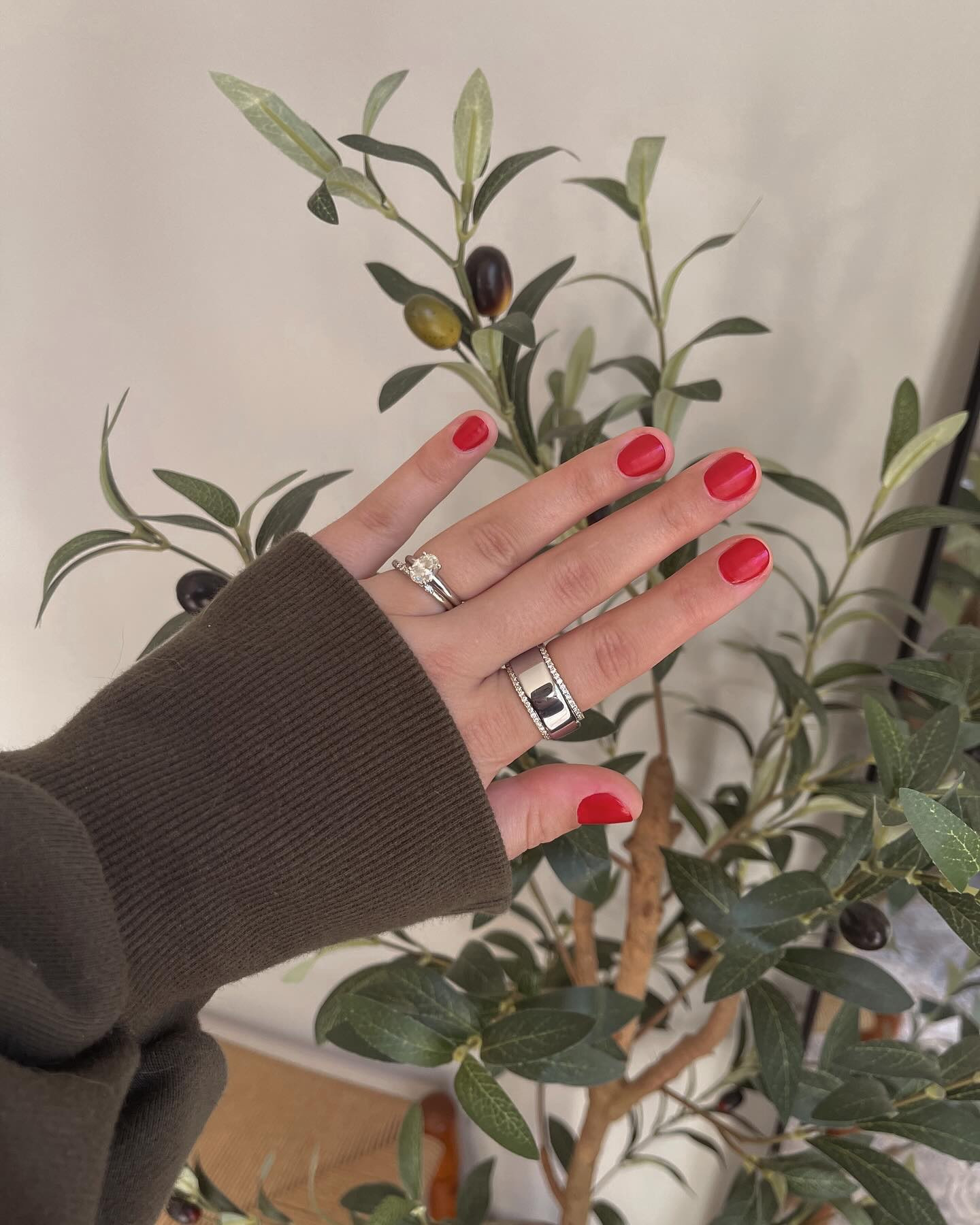Red is a neutral, right?❤️ 

Comment ✨SHOP✨ below to receive an automated DM with the link to shop this post on our LTK! You can also head to our stories or the link in our bio!🫶🏼 

https://liketk.it/59dEt
@ellamila 
#ad #ellamilapartner #nailinspo #summernails #rednails