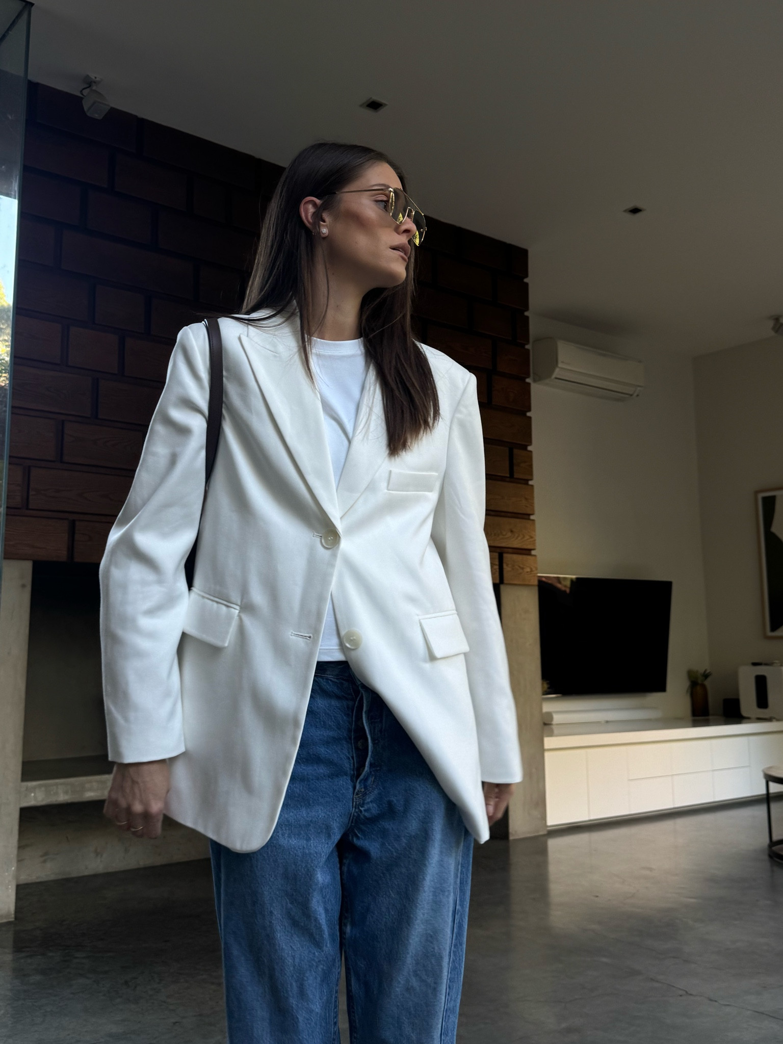 Childcare day means wearing my new favourite white dissh blazer
The jeans are the riders by Lee-Dad Jean and I’m wearing them in a size 8 to fit the bump 
The T-shirt I’m wearing in a size large because I wanted it less cropped .