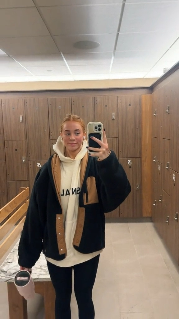 Vlogmas day 8! 🎄

#LTKActive #LTKSeasonal #LTKStyleTip