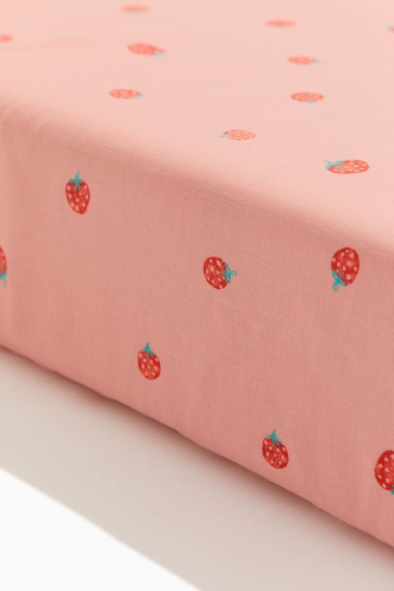 Fitted Crib Sheet - Powder pink/strawberries - Home All | H&M US | H&M (US + CA)