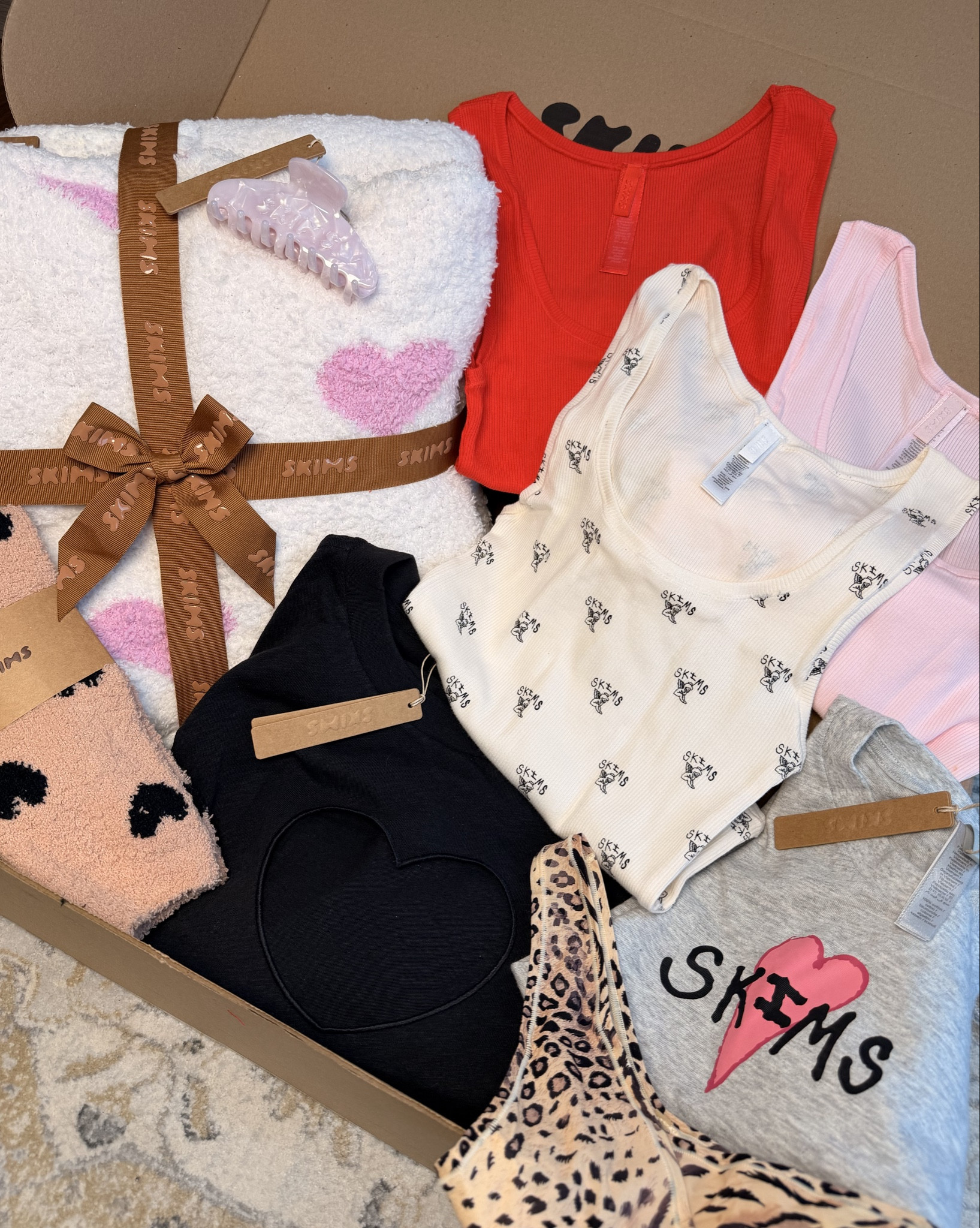 Swipe to see my Skims Limited Edition Valentine’s haul!💘

The robe is the show stopper!!! The BEST, most cozy, huge robe!

There are still so many cute things left to buy. I linked everything I got and more below ⬇️ 

Sizing: with Skims, I’m usually always a small in everything, besides the ribbed tank tops. I prefer a medium as they run slightly small and my chest is bigger. 

Happy Valentine’s Day shopping! ❤️



#LTKootd #LTKValentine #LTKselfcare