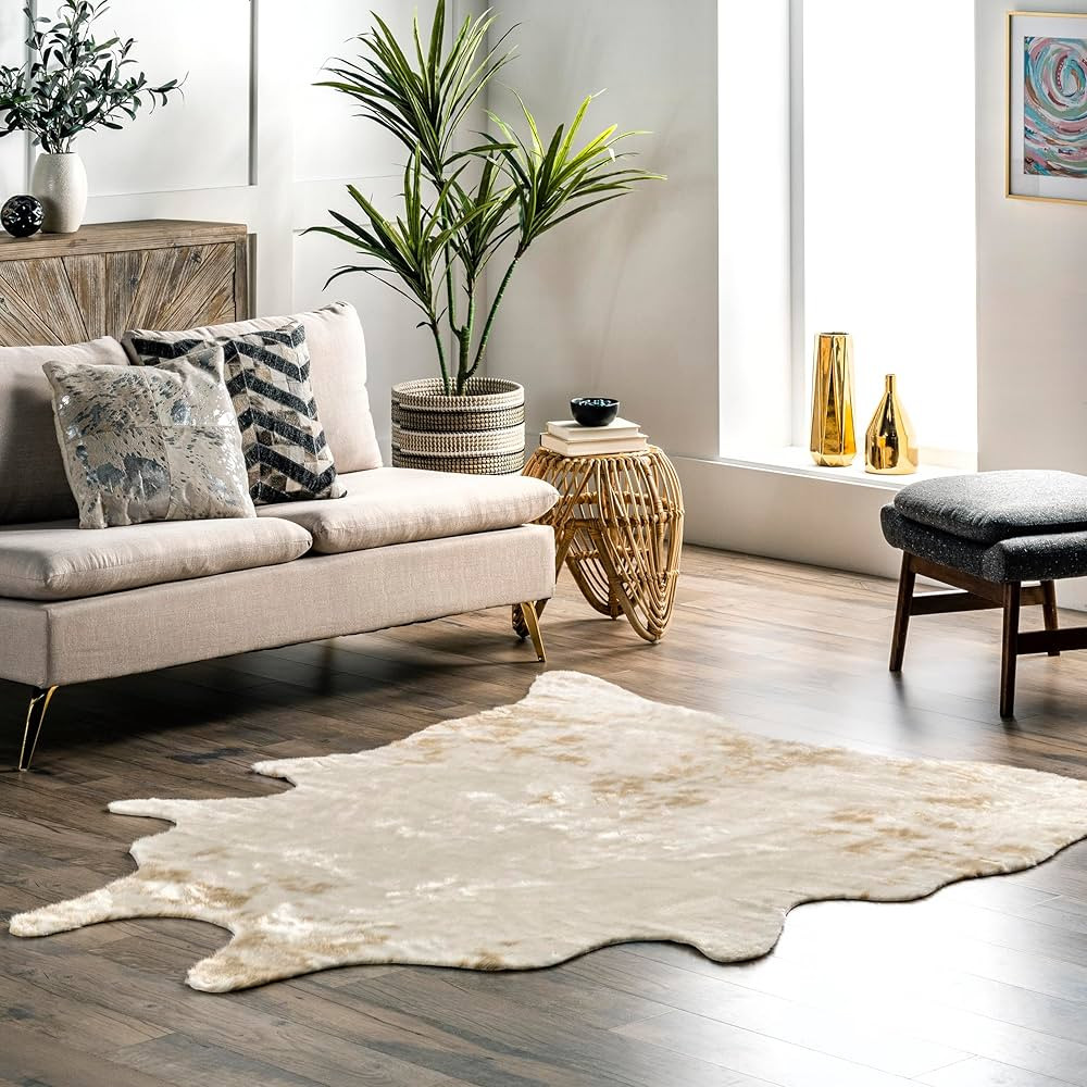nuLOOM Marcia Machine Washable Faux Cowhide Area Rug, Shaped 5x7, Off-White | Amazon (US)