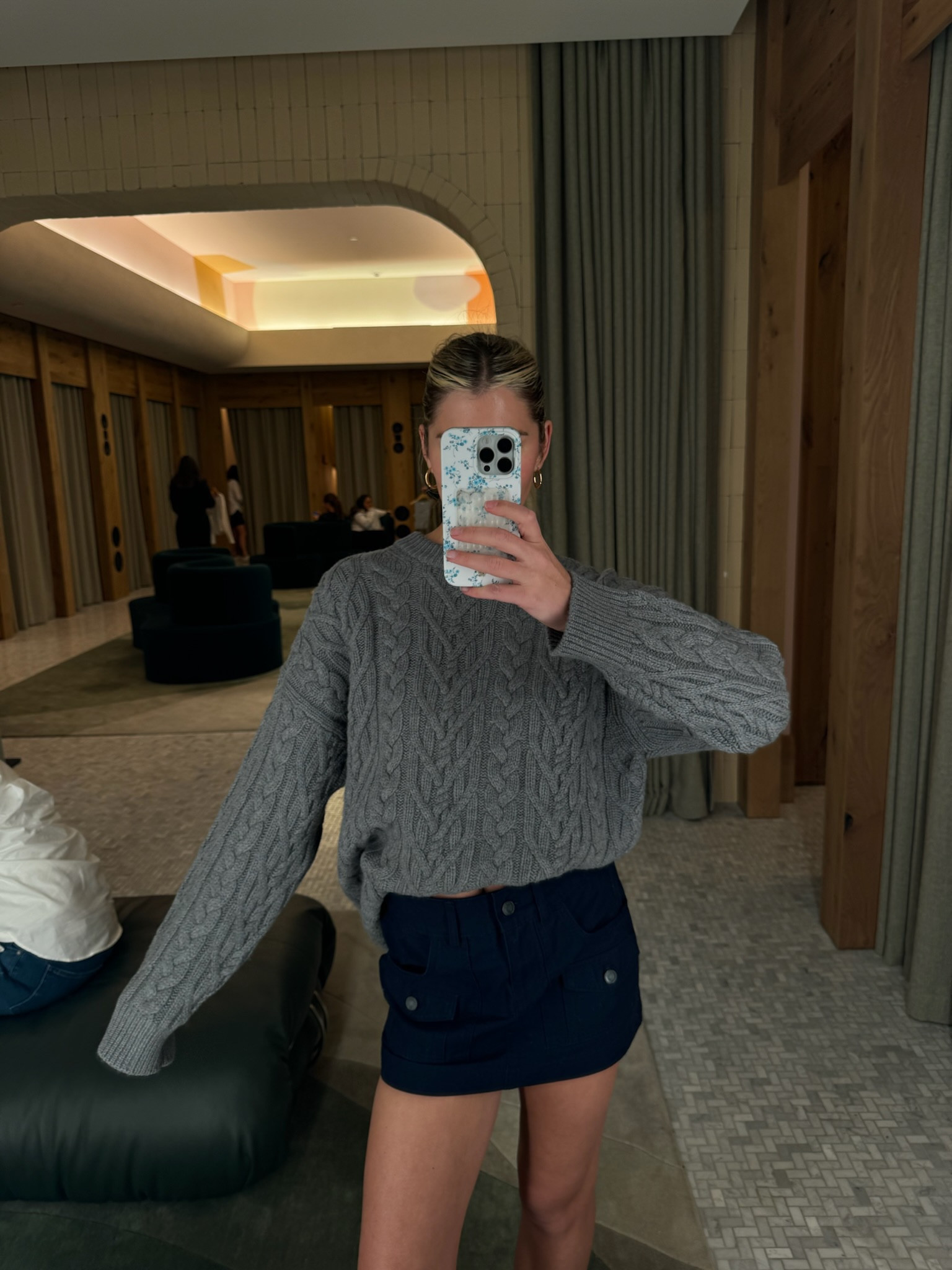 Aritzia Try On Haul!! Love this over. size sweater paired with the mini cargo skirt!! 
wearing size 1 in top and 0 in skirt 

aritzia, try on haul, fall fashion, trendy fashion, aritzia too, aritzia jeans, aritzia fashion, chic style 

#LTKStyleTip