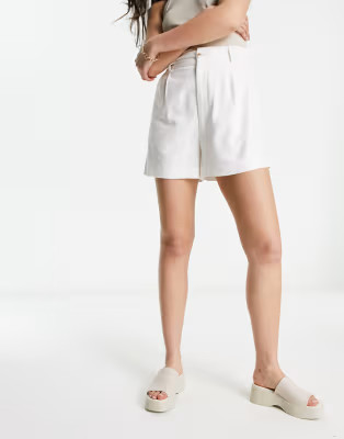 Stradivarius linen look shorts in white | ASOS (Global)