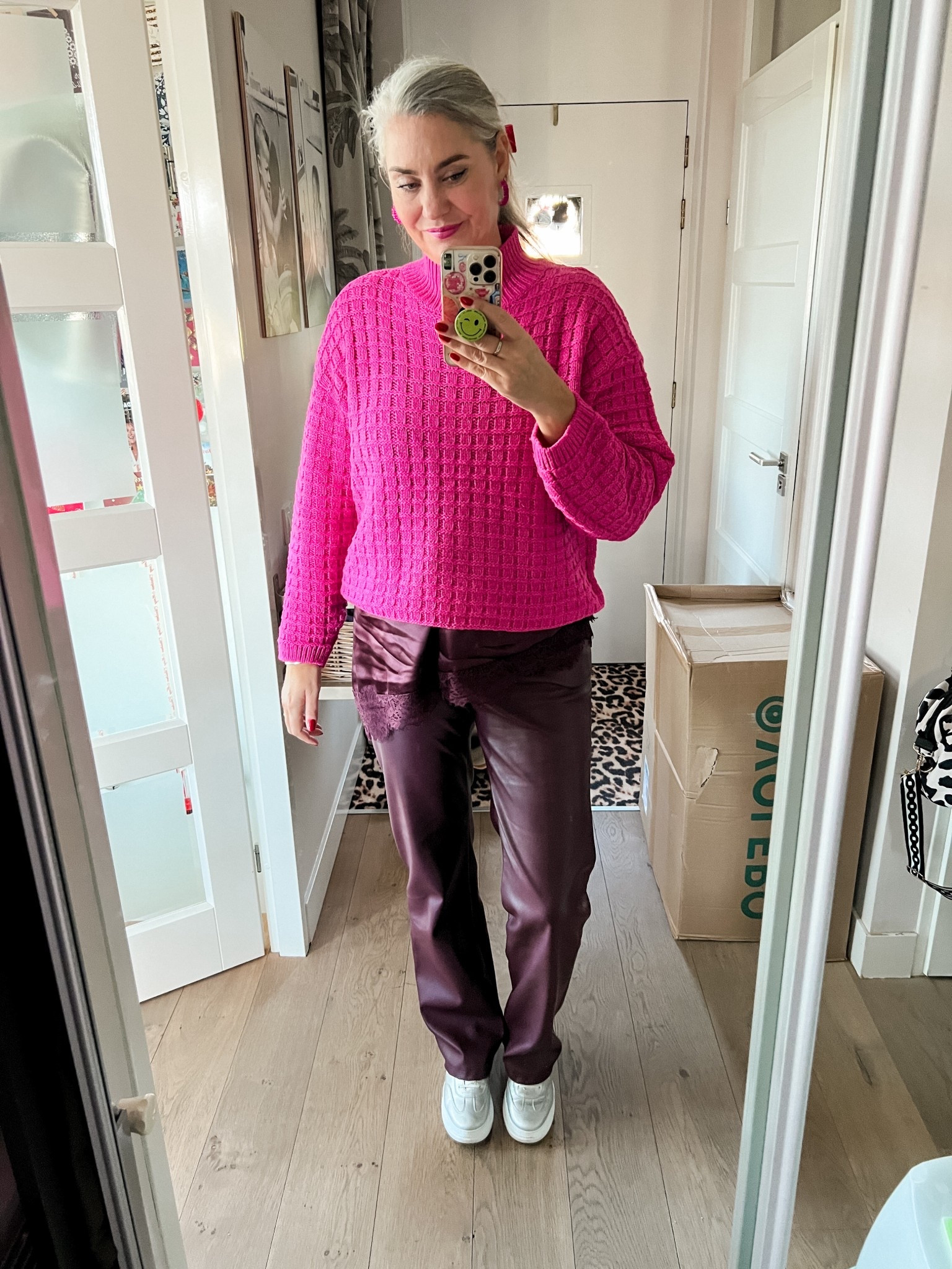 OOTD - Woensdag. Fuchsia gebreide trui (HEMA, vorig jaar), burgundy faux leather broek (L, https://most-wanted-nl.mtpc.se/5855389), bordeaux, asymmetrische satijnen top (L, https://ms-mode-nl.mtpc.se/5827247), roze fluwelen strik haarclip en zilverkleurige sneakers. 



#LTKeurope #LTKwinter #LTKnederlands