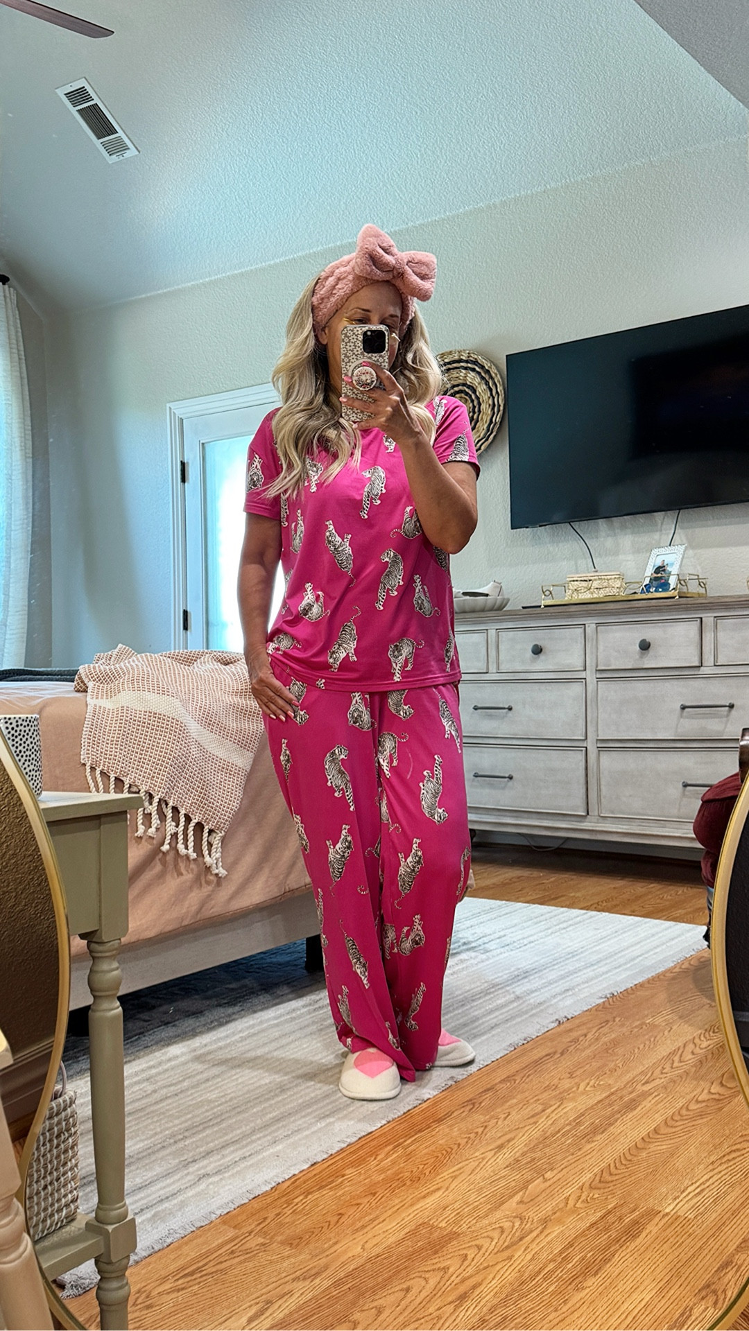 The cutest $12.98 PJ set from Walmart?! YES please 💤💗
This 2-piece is made of cloud-like material — soft, cozy, and unbelievably comfy. But can we talk about the tiger print design?! Obsessed. 🎀
Run, don’t walk for this affordable lounge find! 🛒
#walmartfashion #walmartfinds #pajamaset #affordablefashion #ltkunder50 #ltkhome #ltksleepwear #ltkcozy #comfyclothes #fallpajamas #matchingpjs #cheetahlove #walmartstyle
