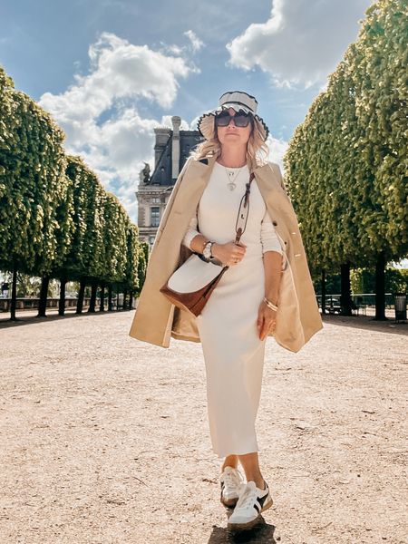 Easy neutral vacation outfit: no wrinkle ribbed dress, trench, foldable hat, sneakers 