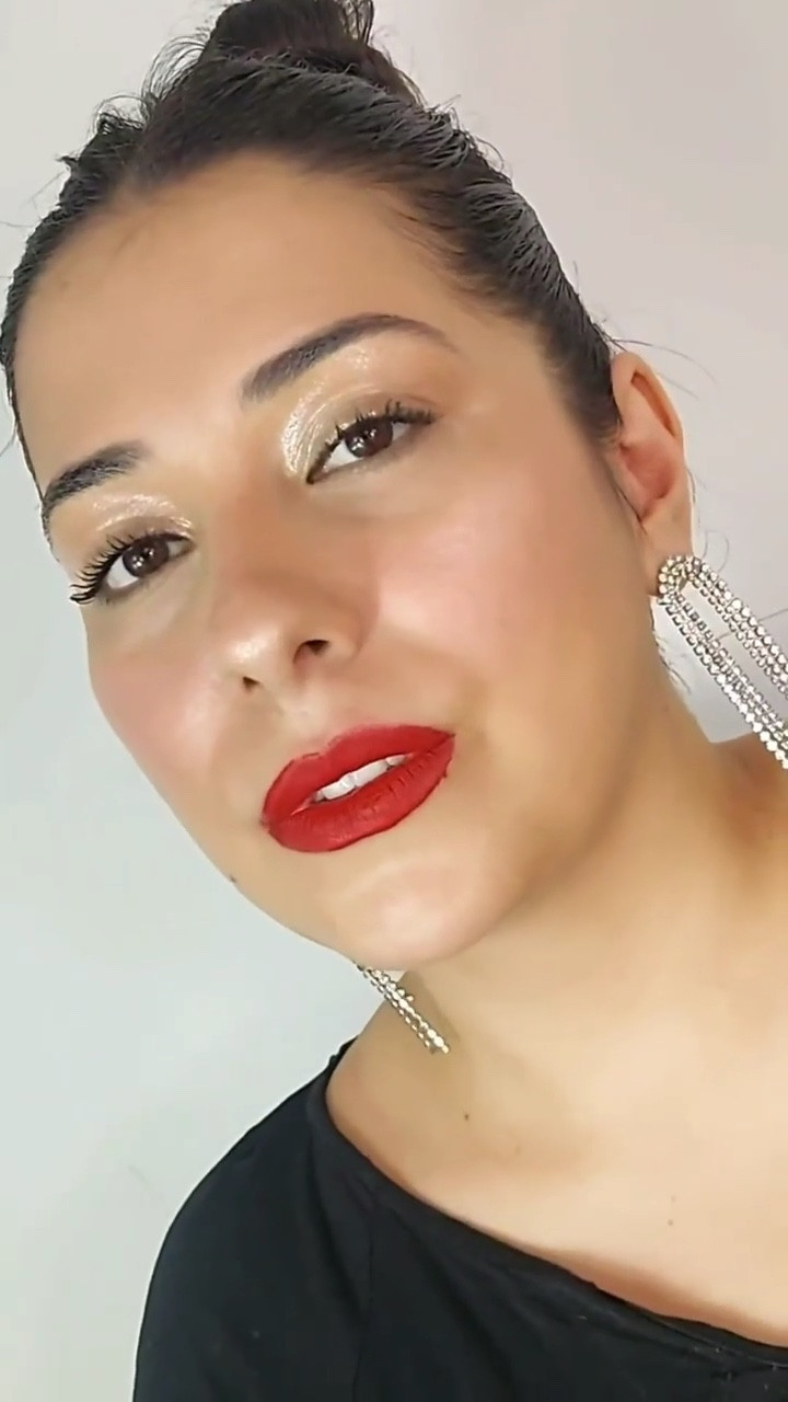 Glossy eyes & red lips

#LTKbrasil