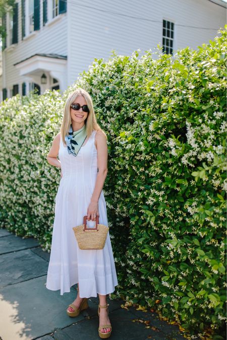 Garden party season has arrived in Charleston so it’s time to bring out my favorite spring and summer whites from @Saks! This is the most flattering white dress that will make every spring outfit a knockout #Saks #SaksPartner 