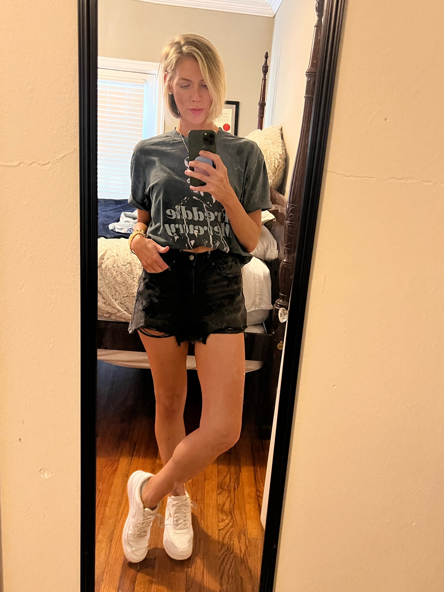 Denim shorts outfit. Casual jean shorts. Band tshirt outfit. Cut off shorts idea  