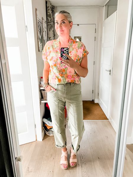 Outfits of the week

A sixties style floral print shirt (Mango, old) paired with khaki green cargo pants and light pink sandals (super old). 

See product reviews for sizing details (when applicable).



#LTKstyletip #LTKworkwear #LTKeurope