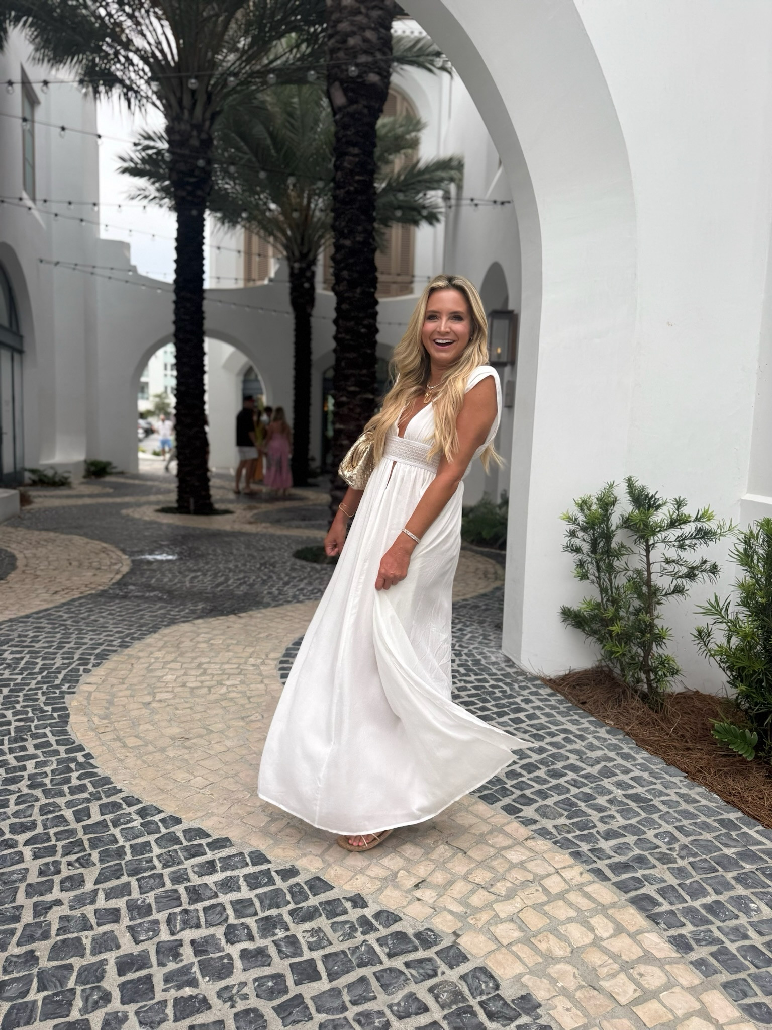 Classy, elegant, white dress! Great for a summer night out! 🤍