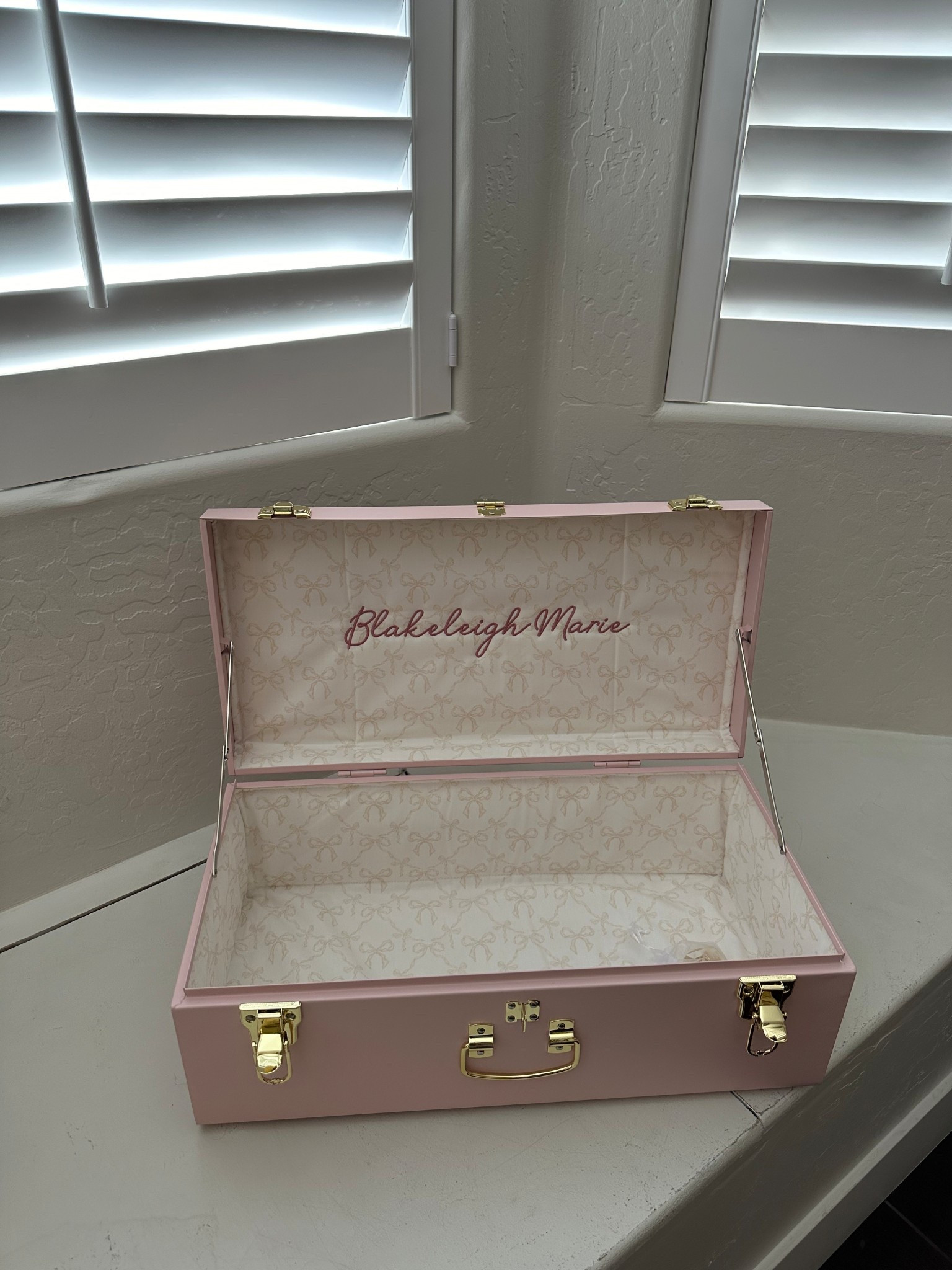Petite Trunk - 
Pink
Briarcliff Bows
Haven font
Rose Pink thread color