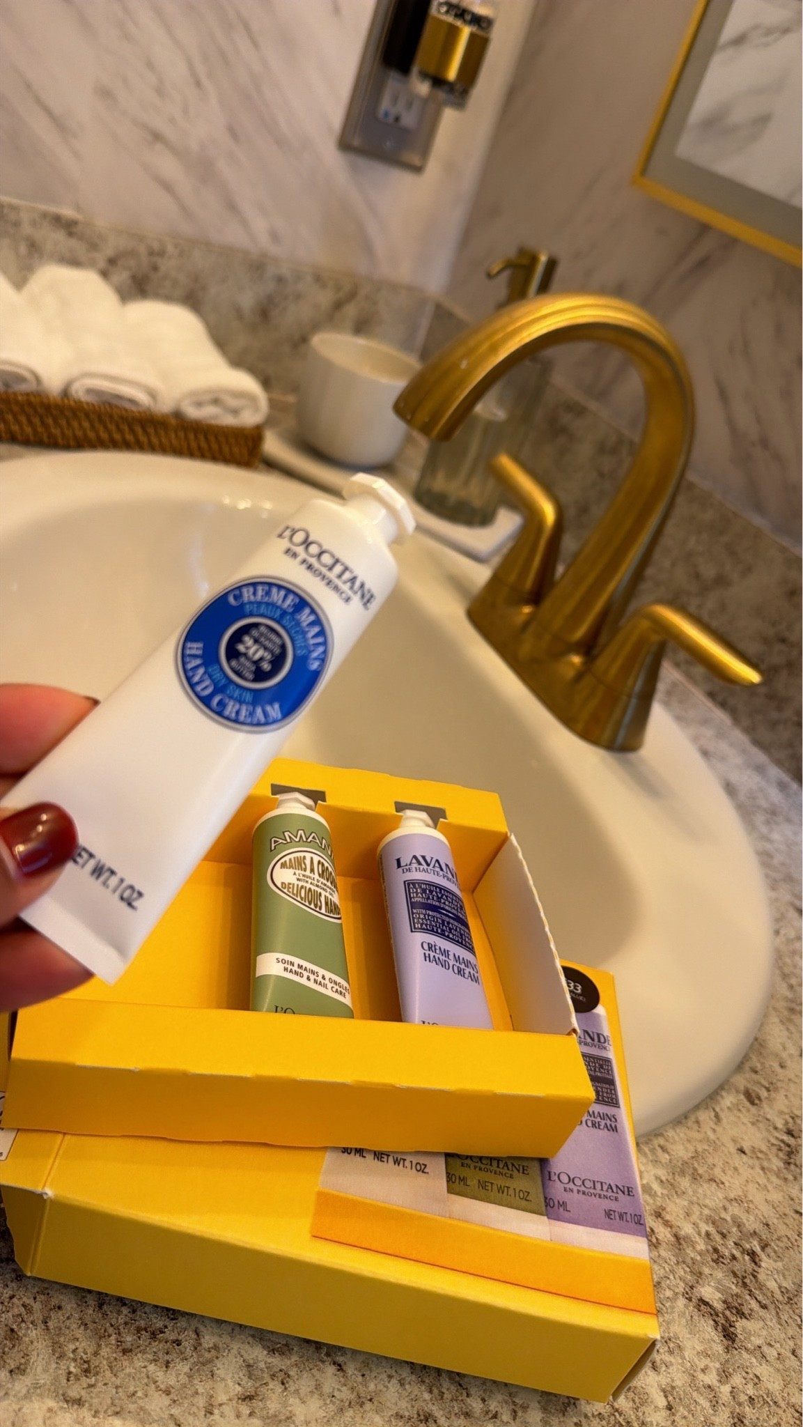 L’Occitane Hand Cream Trio — una en la cartera, una en la mesita de noche y otra en el baño. Así de simple y así de necesario 😅

Shea, Almendra y Lavanda en tamaño perfecto. Manos hidratadas todo el día sin grasa ni olor pesado.

Solo $33 en Amazon 🔗 (link aquí y en mi bio)

#LOccitane #HandCream #LTKbeauty #LTKfind #LTKunder50 #CuidadoDeManos #BeautyFavorites