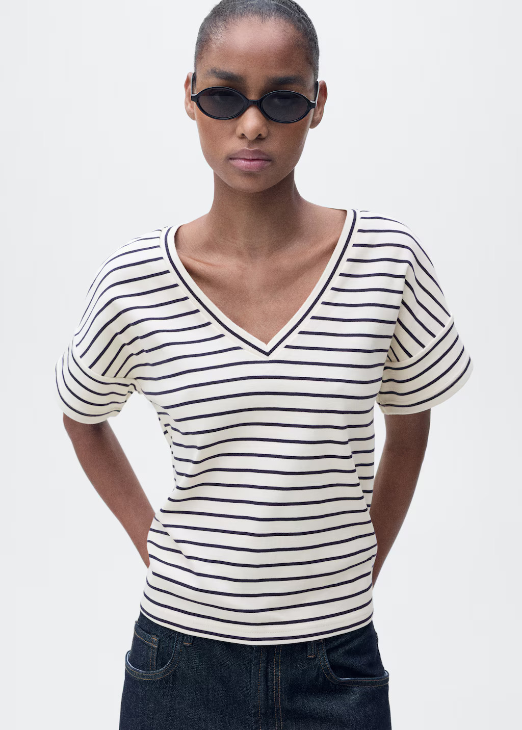 T-shirt à rayures col en V - Femme | MANGO France métropolitaine | Mango EU