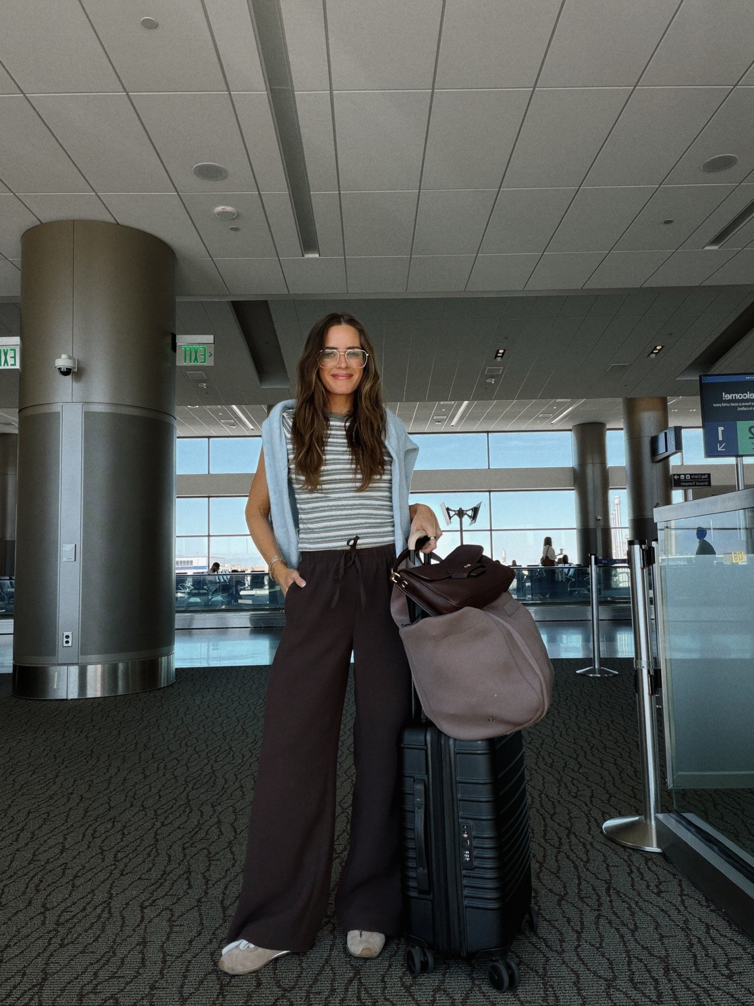 Easy travel outfit to go to battle against my toddler on a plane. ✈️ 

Use code: LAURENROSCOPF for 50% off your first two months of Vivrelle (where my bag is from). 

Sizing: S top, S sweater, S pants

#LTKTravel