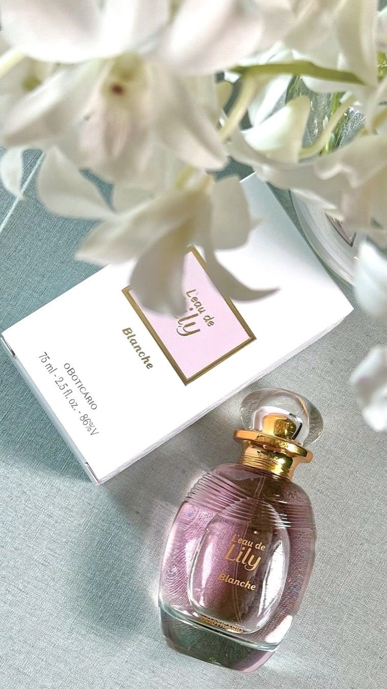 👑 REALEZA OLFATIVA: A nova joia da coroa de O Boticário!

Desvendando a magia de L’eau de Lily Blanche, o novo lançamento de @oboticario que transforma momentos comuns em experiências extraordinárias. A delicadeza das notas florais brancas com o toque adocicado da baunilha cria uma experiência olfativa que permanece na pele por horas, seja no frescor do dia ou no mistério da noite.

Neste unboxing, compartilho com vocês a emoção de descobrir cada detalhe desta obra-prima olfativa. A projeção impressionante e a versatilidade revelam o cuidado na composição desta fragrância única. O body splash complementa o ritual de beleza, envolvendo-me em uma aura de elegância que só O Boticário consegue traduzir em essência.

Quer sentir essa experiência sensorial? Visite minha lojinha (link na bio) e use o cupom LOJAALINEFEITOSA para garantir frete grátis e mimos especiais em todas as suas compras no site de O Boticário!

Qual fragrância da linha Lily é sua favorita? Conte nos comentários! 💭

#intimasdaline #beleza #make #moda #hair #cabelo #hairstyles #maquiagem #perfume #lilyblanche #oboticário #unboxingasmr #perfumelover #fragranciafeminina #BotiNoFlip
