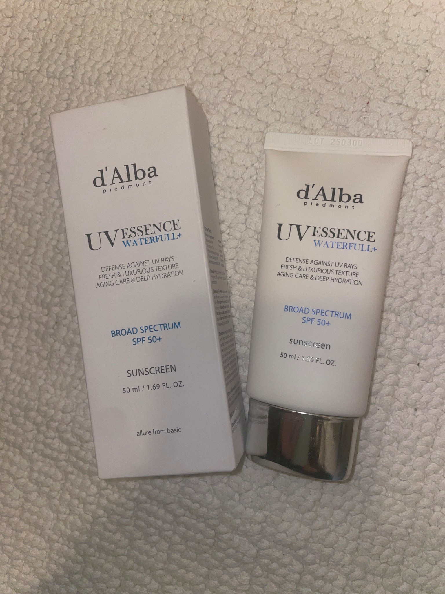 d’Alba UV Essence Waterfull sunscreen
Defense against UV rays 
Fresh & luxurious texture
Aging care & deep hydration 
SPF +50 Broad Spectrumm

#LTKselfcare #LTKFindsUnder50