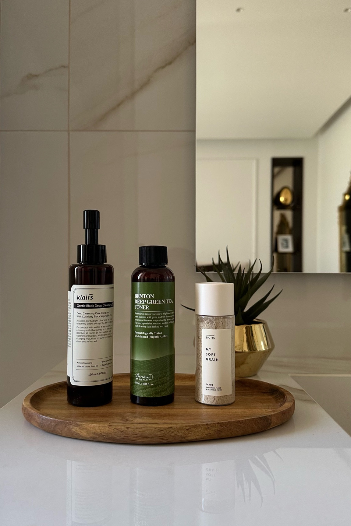 Una corretta skincare? Senza dubbio quella coreana! 
I prodotti di Miin Cosmetics che sto utilizzando sono:
1) detergente oleoso in foto 
2) detergente a base acquosa
3) scrub esfoliante
4) tonico che idrata la pelle e bilancia il ph 

Vi lascio un piccolo codice sconto del 15% LTKMIN15 🫶

#LTKstyletip #LTKbeauty #LTKeurope