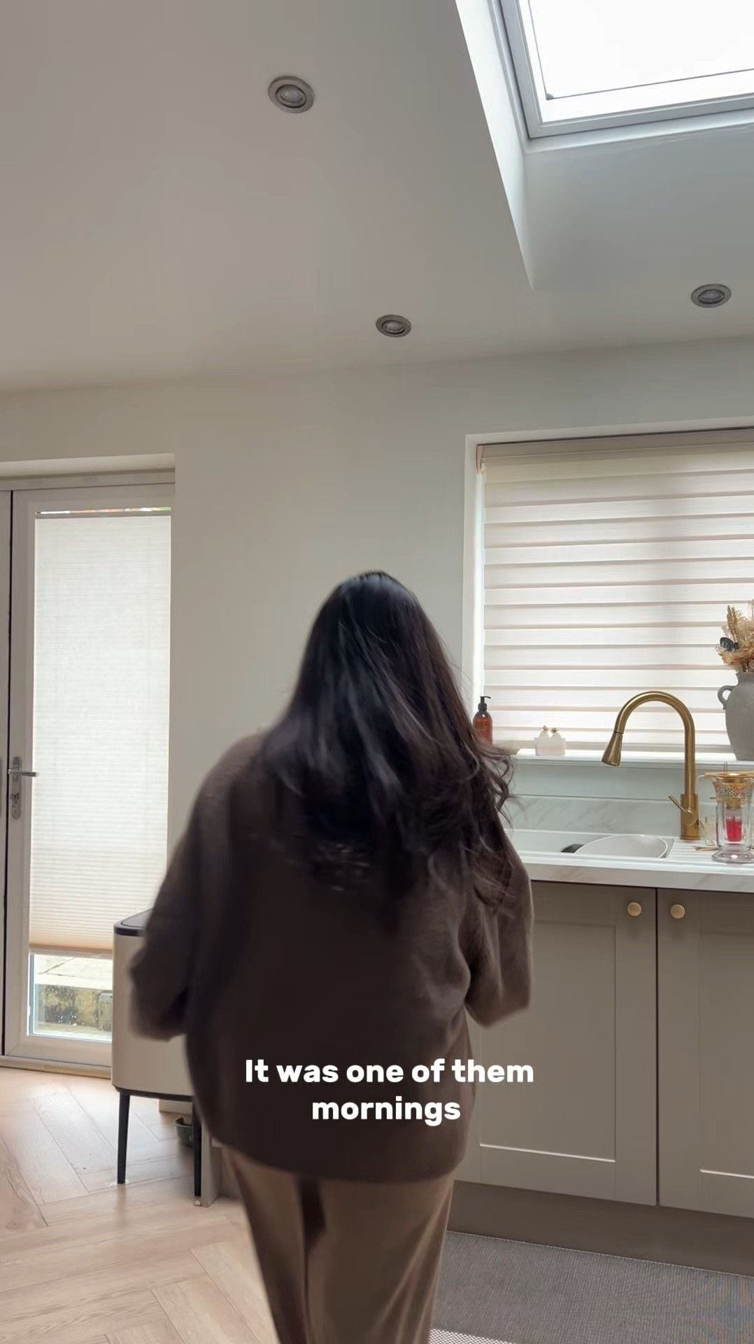 spend a Sunday morning & afternoon with me 🤎

@finishukofficial dishwasher lemon scented cleaner is so good for the dishwasher, I use it once month to help keep my dishwasher sparkly and clean 

I get so many questions about my @brabantia bin - I have the 36L bin and honestly eventhough it's pricey it matches my kitchen perfectly. You can always find them on a discount- I got mine via @robertdyas when they had a discount on. There are so many different styles with different sizes, inserts and colour options.

@lovezoflora disinfectant, @cif_uki cleaner and @joyofclean fairy products are some of my most used household cleaning essentials.

If you've never tried the @loveimperialleather oud & frankincense handwash then you need to run to your local supermarket and purchase- because this smells incredible and the scent is long lasting on the hands.

Sofa is @barkerandstonehouse, cushions @nextofficial, rug @dunelmuk, throws are @ikeauk @ikea, candle @drvranjesfirenze.
#homereset #homevlog #cleanwithme #householdessentials #familysunday #carrotcake

#LTKhome