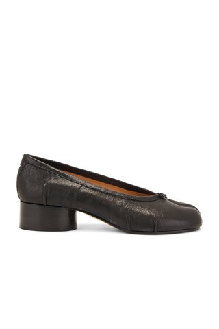 Maison Margiela Tabi Ballerina Flat in Black - Black. Size 39.5 (also in 40). | FWRD 