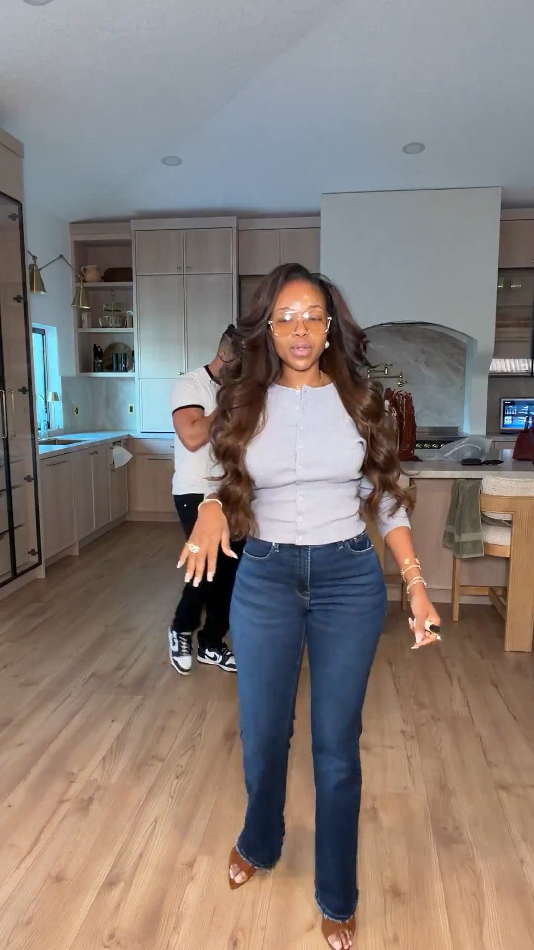 The jeans you’ll wear on repeat! 👖✨

A fitted gray cardigan and dark-wash jeans are the perfect effortless combination! Simple, flattering, and easy to dress up with heels or keep casual for everyday errands, brunch, or date night.

Everything is linked below! 🛍️

dark wash jeans, fall casual outfits, fitted cardigan outfits, everyday denim style, casual chic fashion, effortless fall outfits