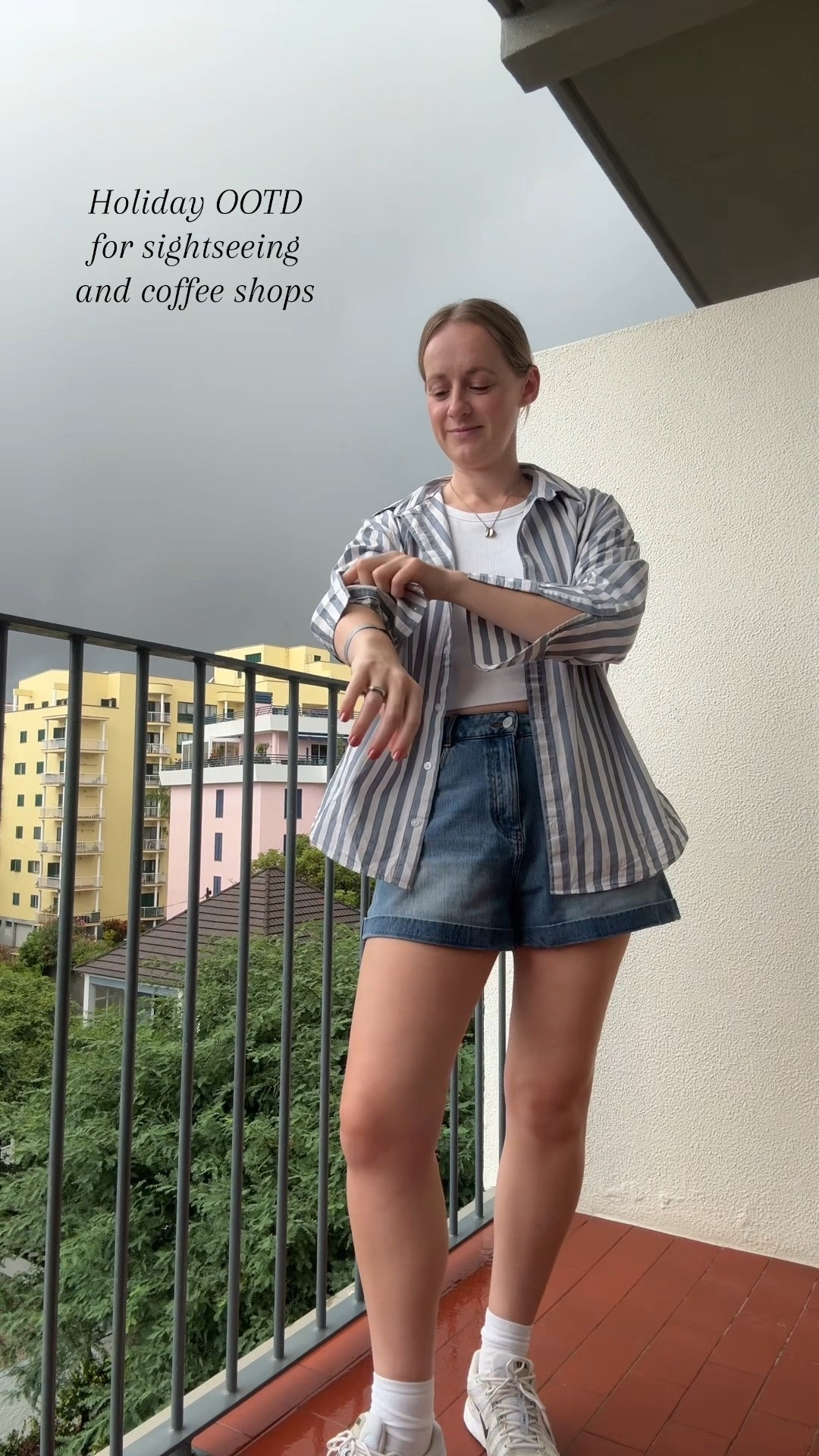 Holiday outfit for sightseeing and coffee shopss