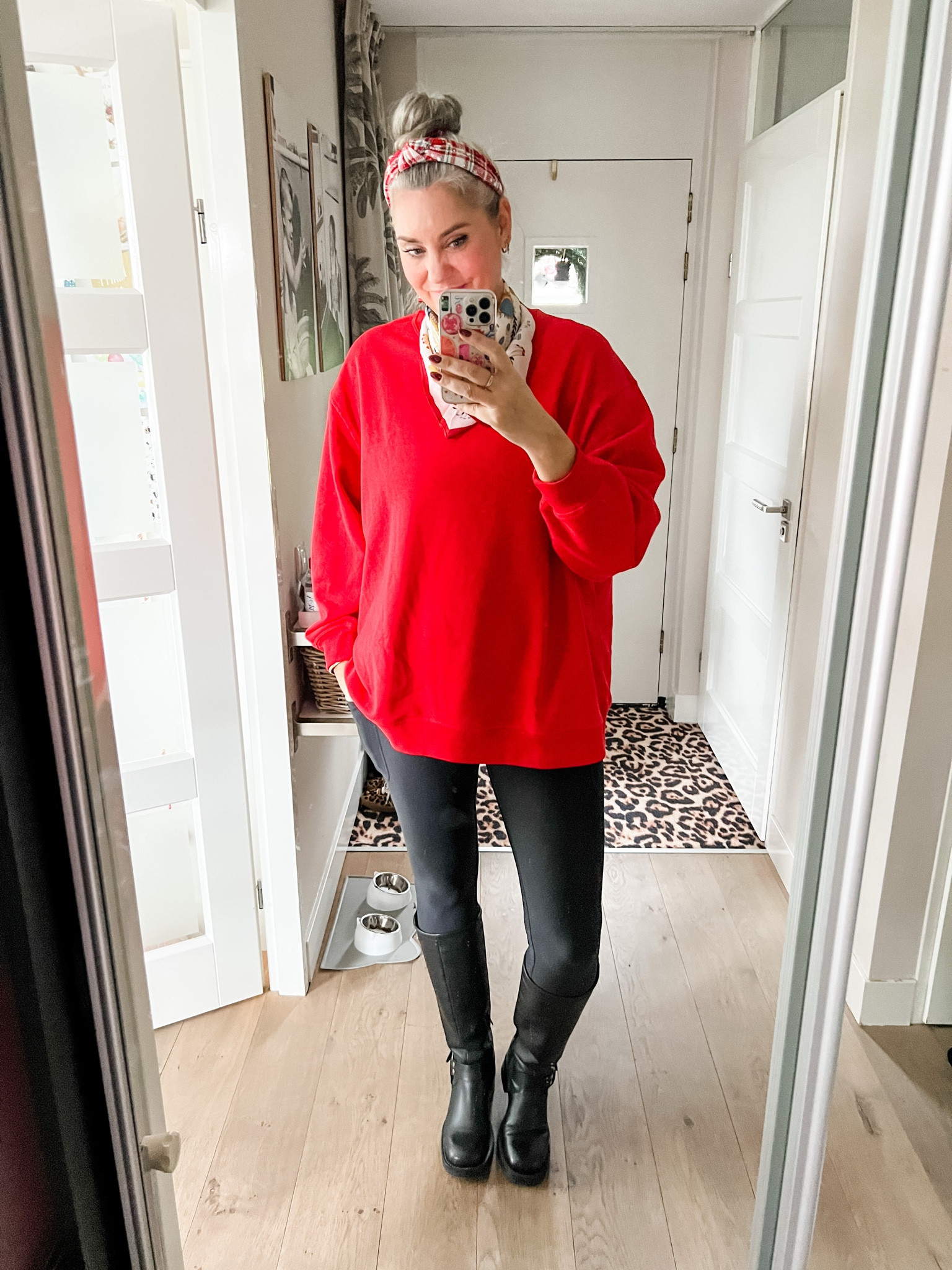 Ootd - Saturday. Combining some Christmas shopping with a workout. Wearing black leggings, an oversized sweatshirt, a plaid headband, neckerchief and tall biker boots (old). 



#LTKeurope #LTKnederlands #LTKstyletip