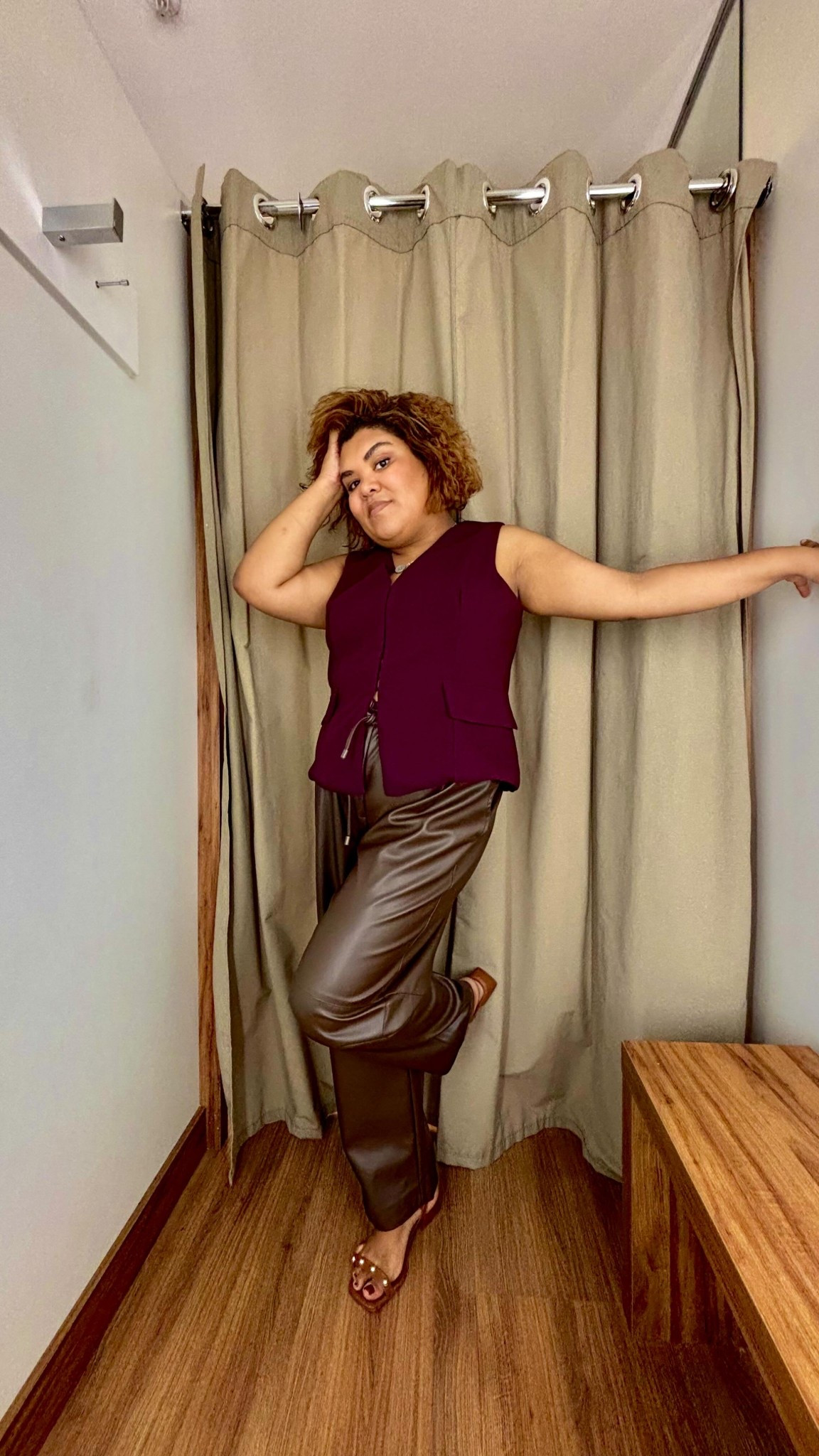 Azul é mais interessante que preto é uma cor versátil, acessível e que transmite confiança, hoje eu quis mostrar que você pode usar outras cores além de preto e transmitir elegância.
.
.
Amiga qual foi seu look preferido ?
.
.
#favoritosrenner #favoritos10x #influencer10x