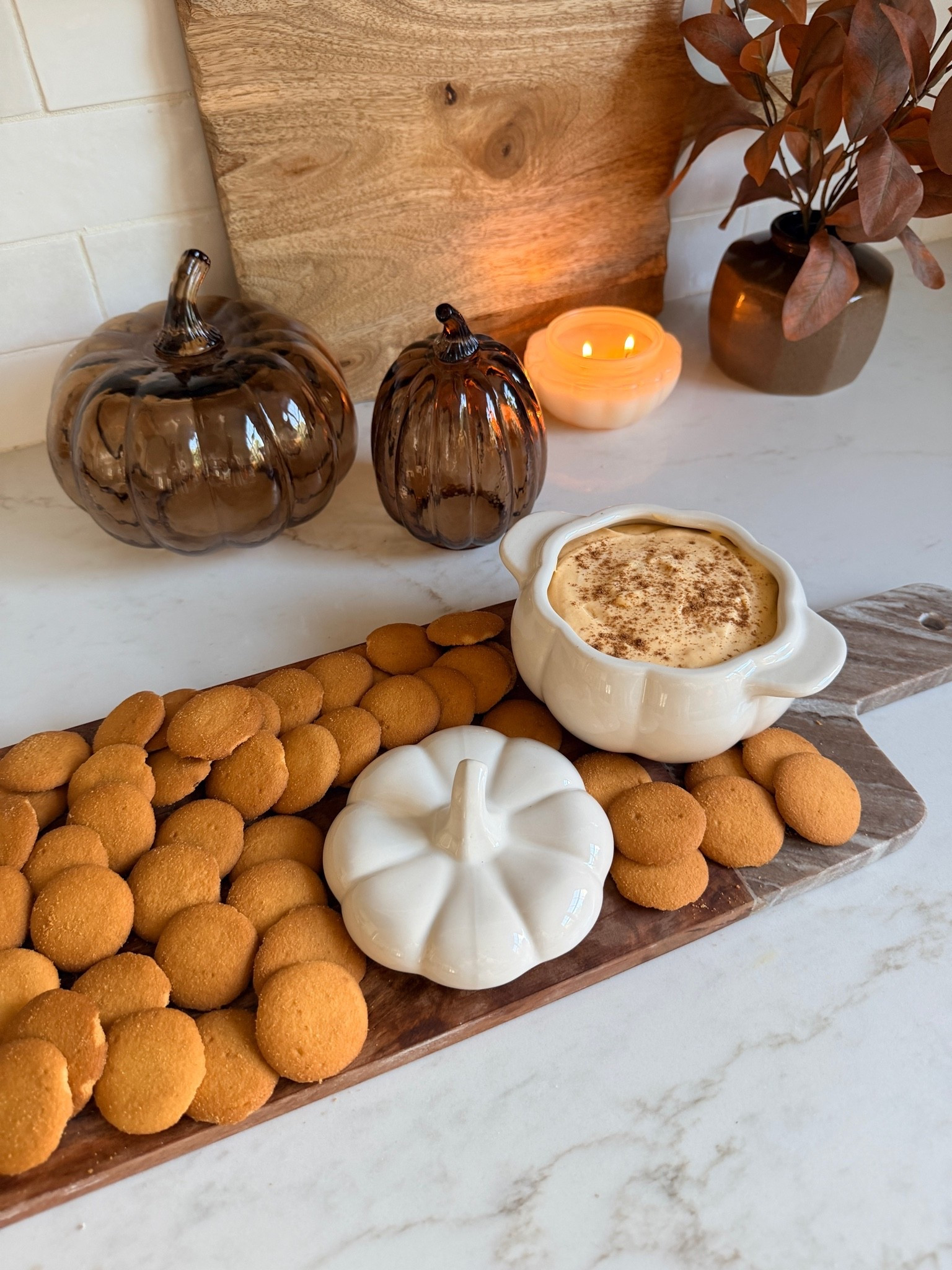 The easiest fall dip you’ll make 🎃🤎 Creamy pumpkin cheesecake dip that tastes like fall in every bite and it takes just a few minutes to throw together!