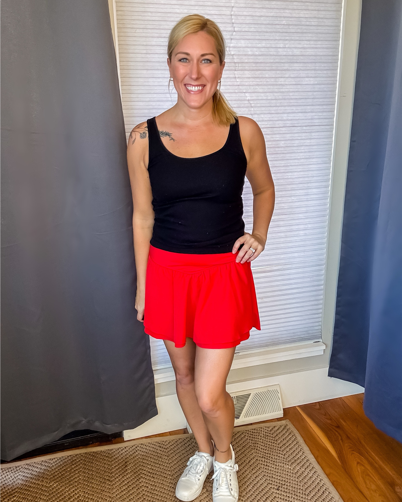 Soooo many cute golf skorts this season... and this one is at the top of my list! The red is so fun and I love the ruffle front! Adorable 😍