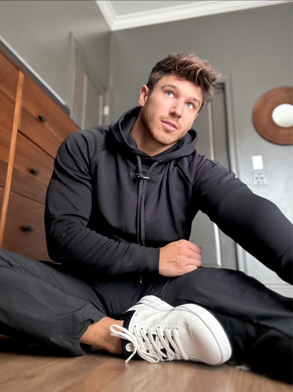 Fit check for the day. Quick stretch and then I’m off to the gym ✅

@on_running  @nordstrom  #NordstromPartner #OnRunningPartner