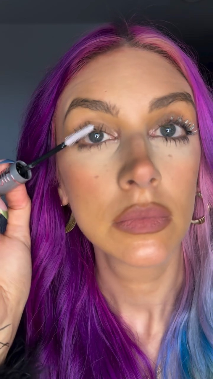 Glitter mascara ✨ @maybelline 
.
.
.
.
.
.
.
.
.
.
.
.
.
.
.
#glittermascara #skyhighmascara #maybelline #makeup #makeupinspo #partymakeup #laurakatelucas #manchesterinfluencer #maybellineskyhighmascara