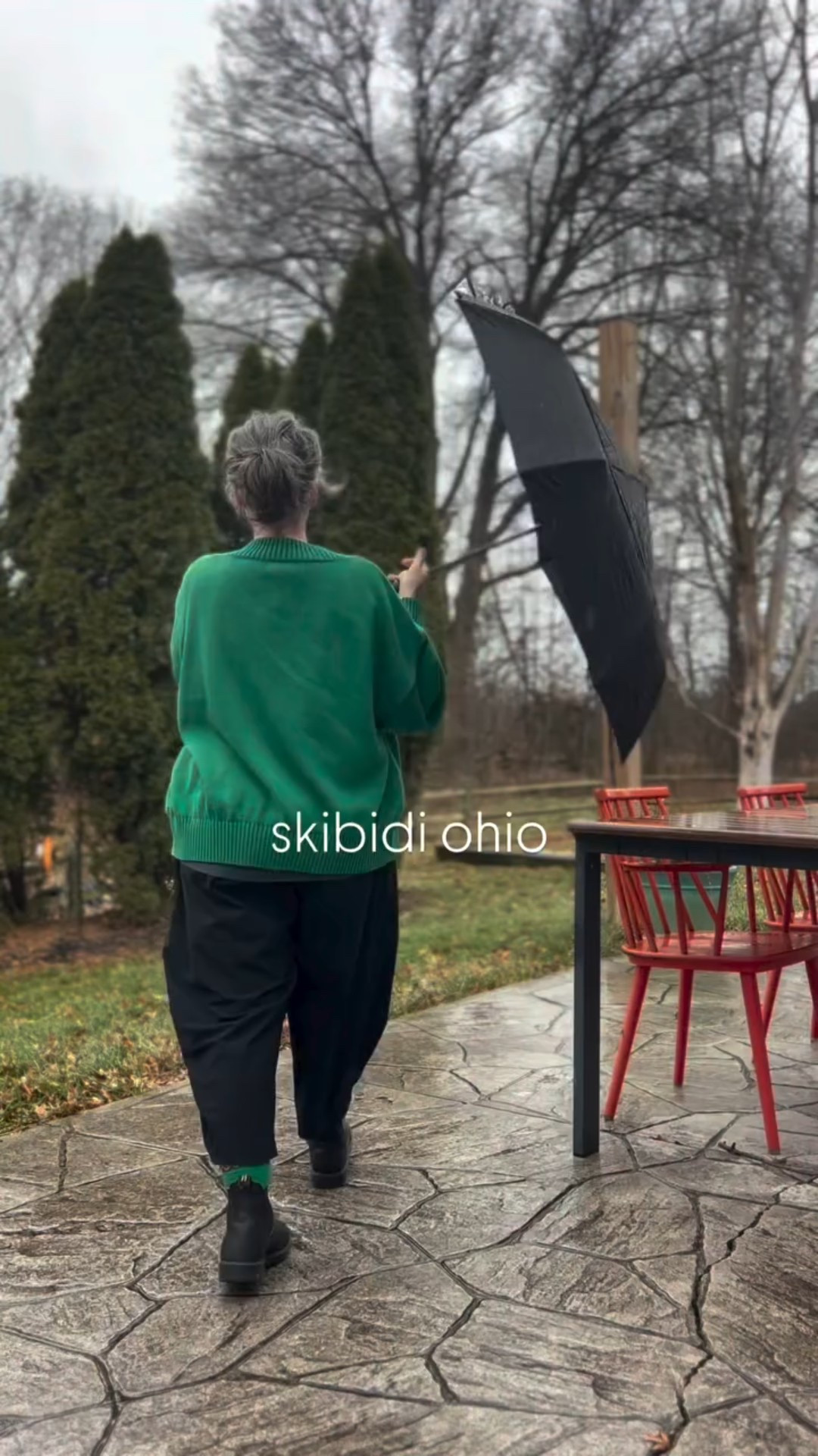 Ohio = paid actor. Welcome to Ohio where you can experience every season in a single day. 

Sweater- kindly gifted by @sonderhaus.studios 
Tee- @daydreamerlaclothing 
Pants - @oldnavy 
Glasses- @rayban 
Socks- @lebonshoppe 
Boots- @blundstoneusa