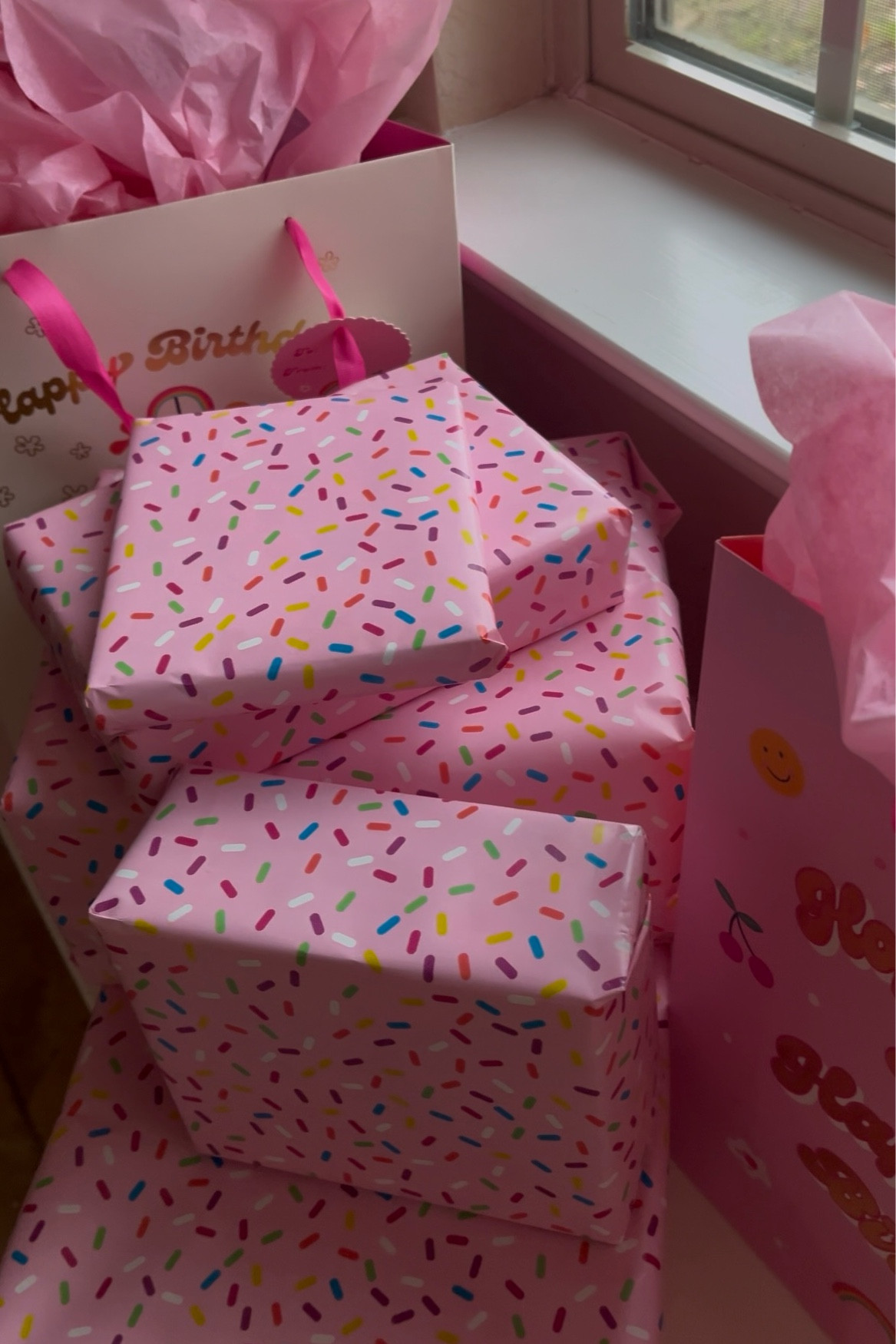 Sprinkle birthday wrapping paper 💖great party idea 🎉 #partyideas #diypartyideas #birthdayparty #partytheme

#LTKParties