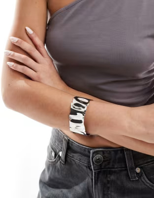 ASOS DESIGN – Silberfarbener Armreif mit geschmolzenem gehämmertem Detail | ASOS (Global)