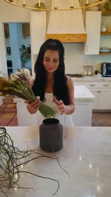 ✨Transform your space with the latest home decor trends. ✨

I love this vintage style vase with dried flowers. 💛

#homedecor #fauxflowers #amazonfinds #marneystidbits #vase #srtificalflowers

#LTKMothersDay #LTKHome #LTKvlog