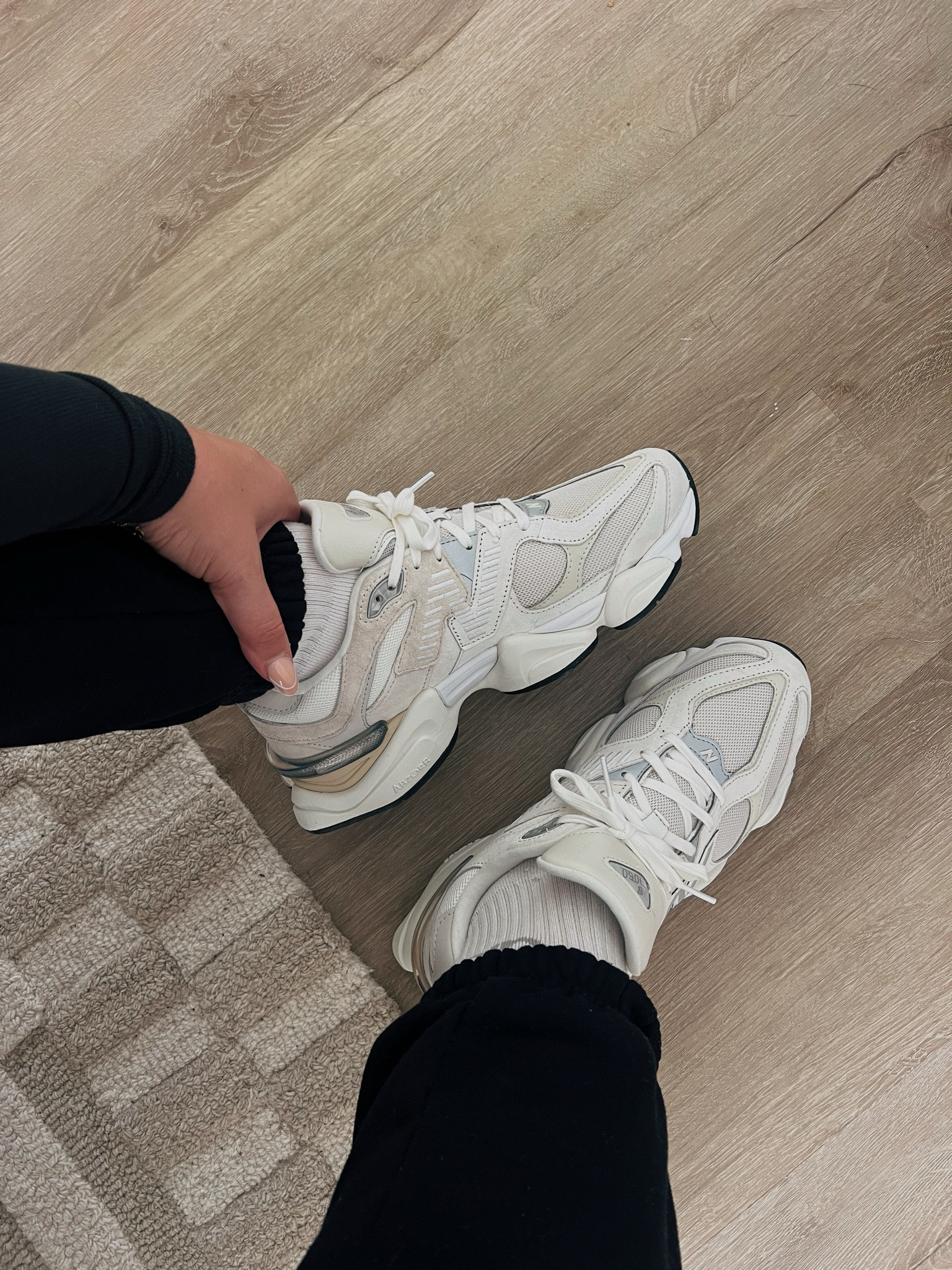 One thing I can get behind is a COMFY sneaker that can be worn with many outfits 🤌🏼 obsessed w/ these New Balance 9060 sneaks! 