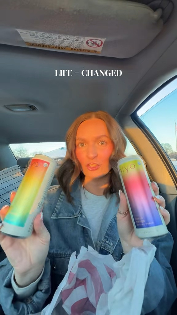 These drink hiyo drinks ARE SO GOOD! #drinkhiyo #nonalcoholicdrinks #sobercurious #mocktail #mocktailrecipe #mocktaildrinks #target #targetfinds #targethaul
