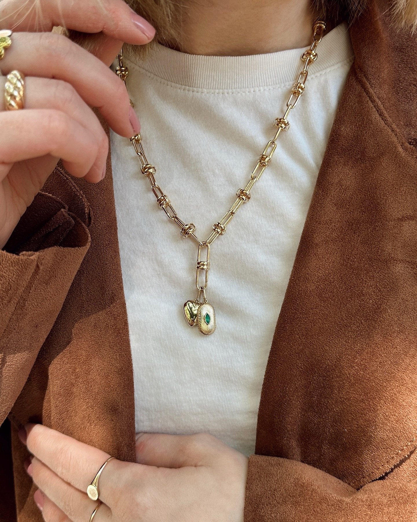 a @mejuri necklace that can do it all ✨ @mejuri #mymejuri #mejuripartner

🏷️ fall fashion, fall style, fall fashion inspo, fall outfit ideas, fall outfit inspo, fall outfits, fall style trends, fall fashion trends, fall aesthetic, fall in New York, nyc style