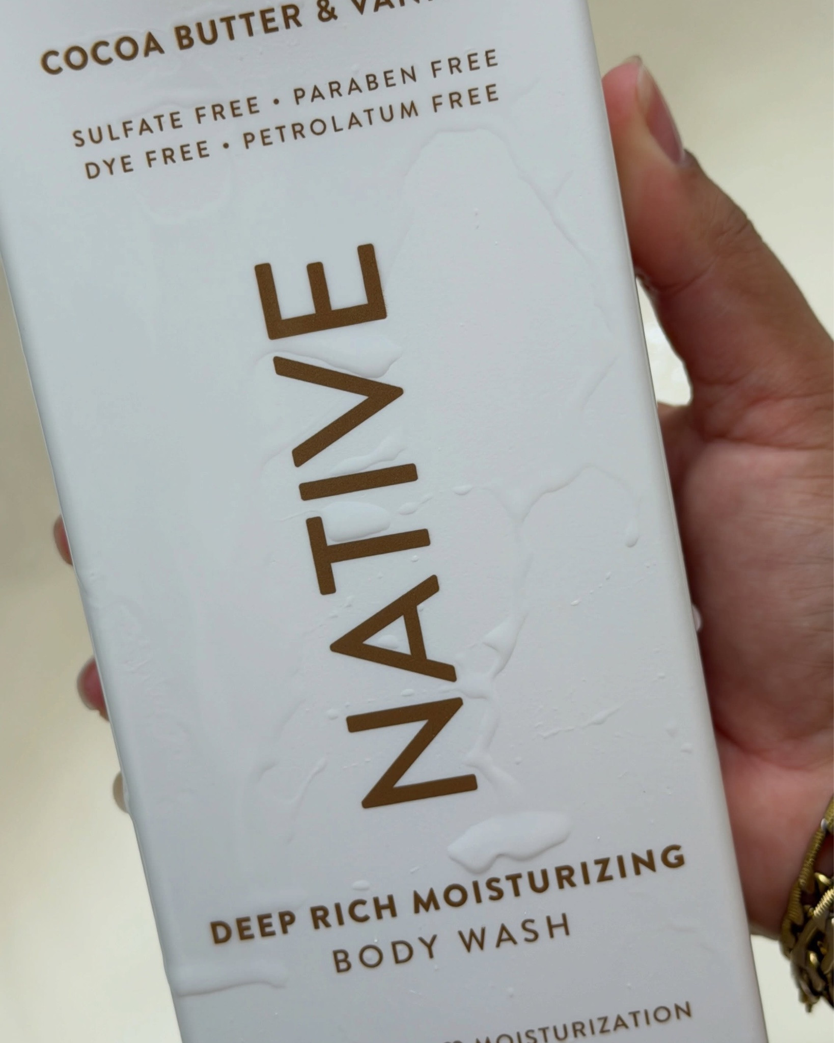 If you like warm vanilla and creamy coconut aromas, you may love this body wash. Aroma, delicate and creamy texture; all in one.

@influenster @native #complimentary #GiftedByNative #CocoaButterVanillaBodyWash