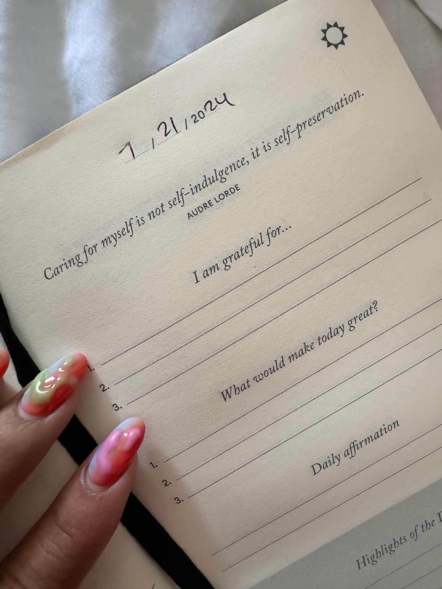 Gratitude journal to start the day and keep my blessings close to me 🥹
I specifically have the 5 min journal that has slightly different prompts than the gratitude journal but both are useful 