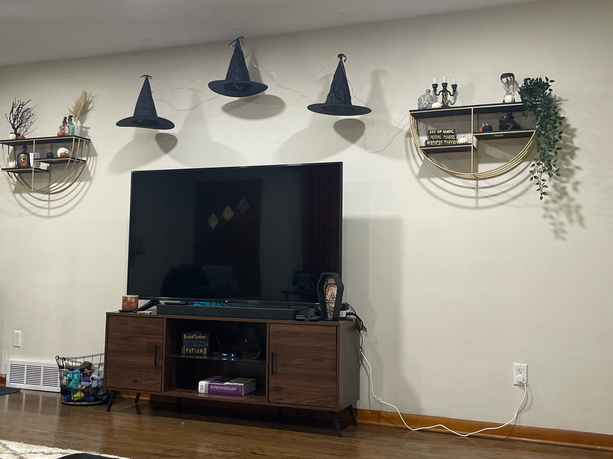 Halloween decorations don’t have to be boring 😉🖤✨


#LTKxPrime #LTKhome #LTKHalloween