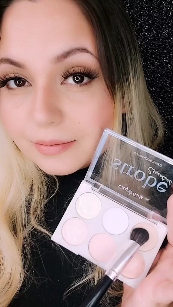 ✨️ Vejo reclamações de que o iluminador não brilha nada, ou então que brilha demais e a pele fica parecendo sebenta.Este modo de aplicar é o que me deu o resultado mais bonito, até o momento. rs✨️A Bruma na pele servirá para prender as particulas de brilho na pele, e ao passar o pincel, elas se quebrarão e deixarão a pele com esse viço divo.

#LTKbrasil #LTKbeauty