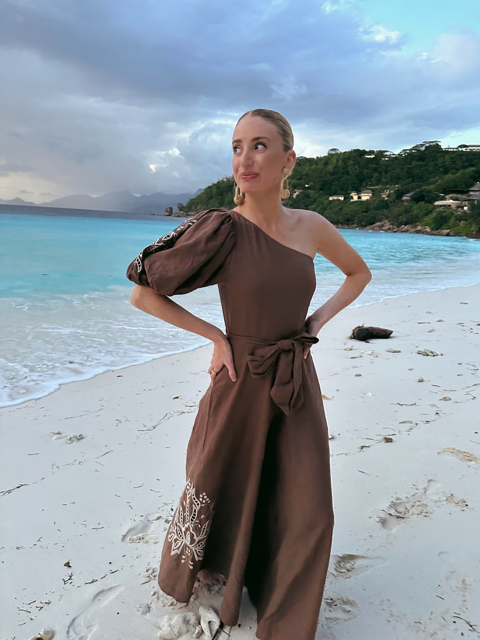 linen jumpsuit from modatrova 🤎