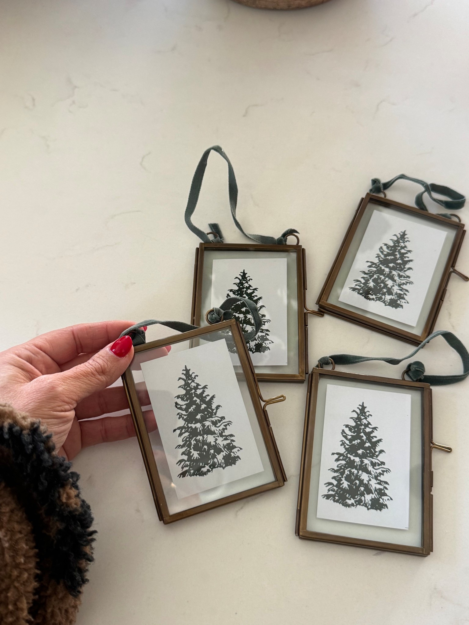 The cutest ornaments to add a Polaroid photo too or attach on a gift for Christmas! I snagged the vertical and horizontal options 🤍